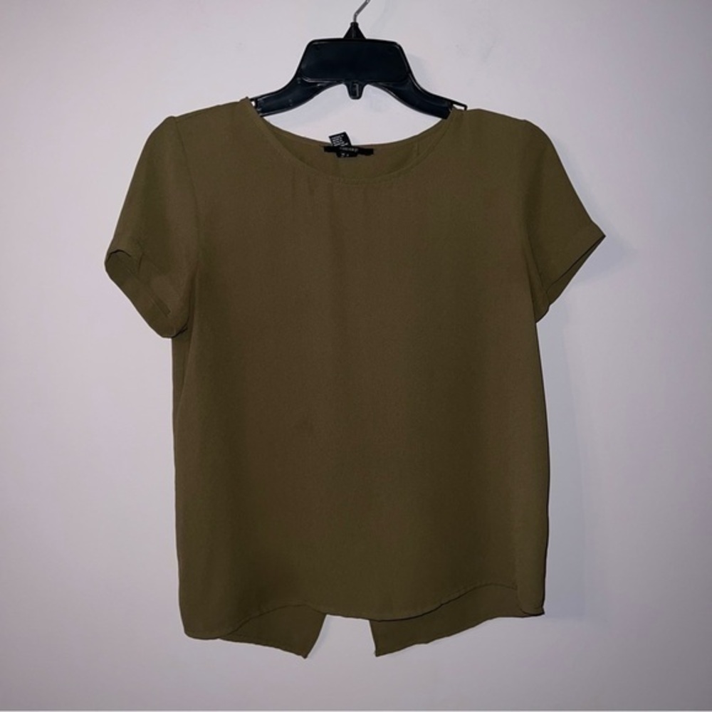 Olive green T-shirt, blouse, forever, 21 size small with open back